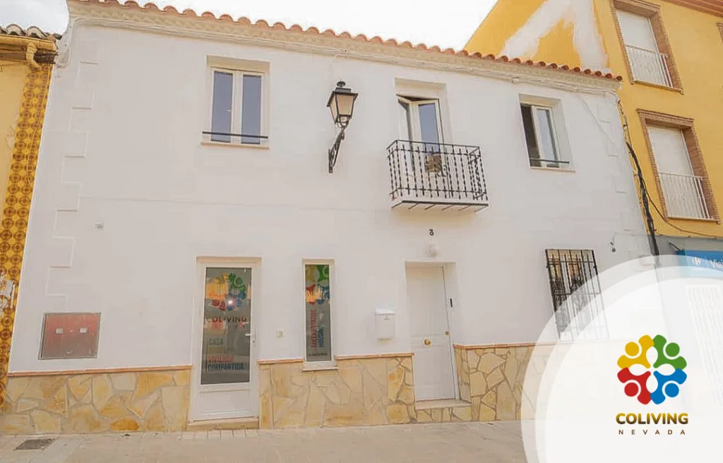 imagen facha exterior de Coliving Nevada Granada dos puertas y cinco ventanas