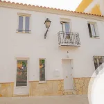 imagen facha exterior de Coliving Nevada Granada dos puertas y cinco ventanas