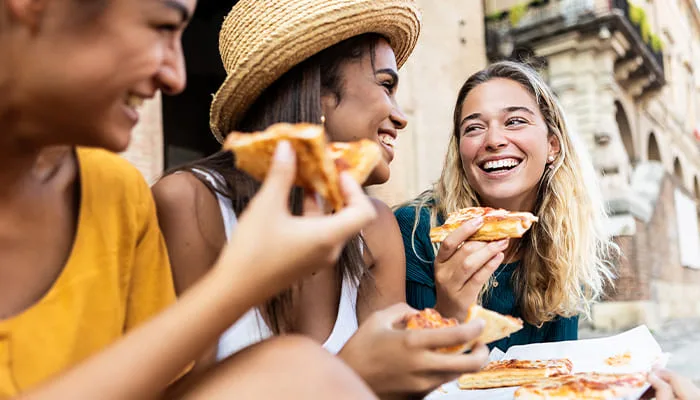 TRES-AMIGAS-COMIENDO-mirando-albazyzin-granada en Coliving Granada comunidad colavorativa