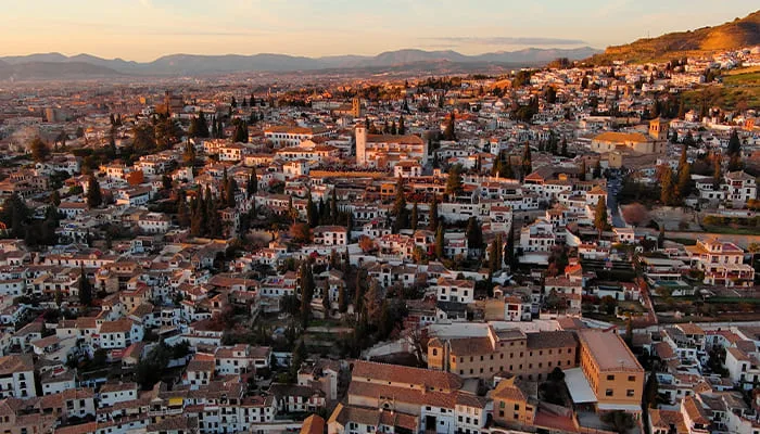 Vista-aerea-de-la-ciudad-de-granada-al-atardecer estilo colaborativo